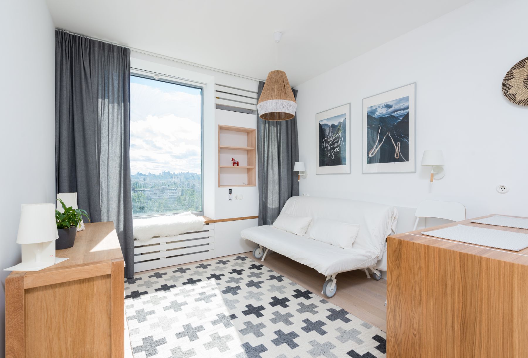 Apartemen terang dengan sofa netral dan furnitur minimalis